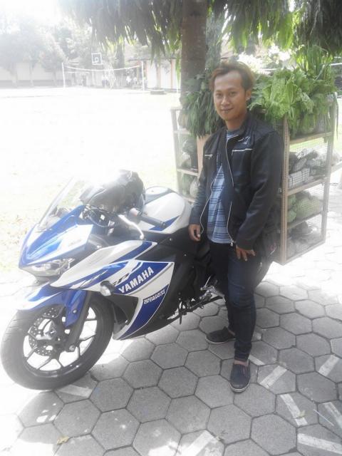 Pedagang Sayur Sekaligus Sang Pemilik Motor Yamaha R25